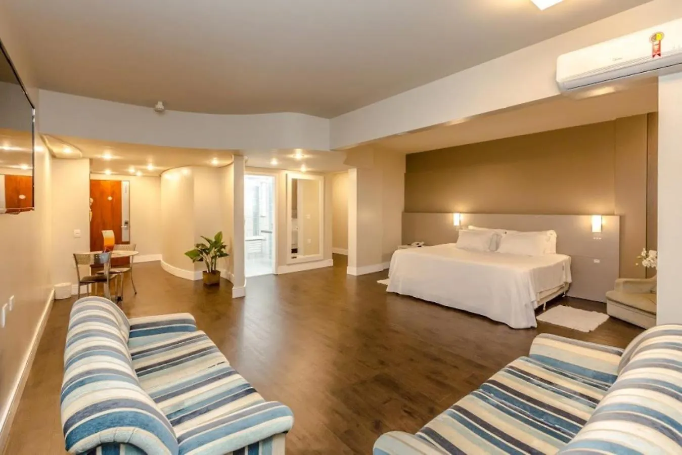 Hotel Plaza Camboriu Балнеариу-Камбориу